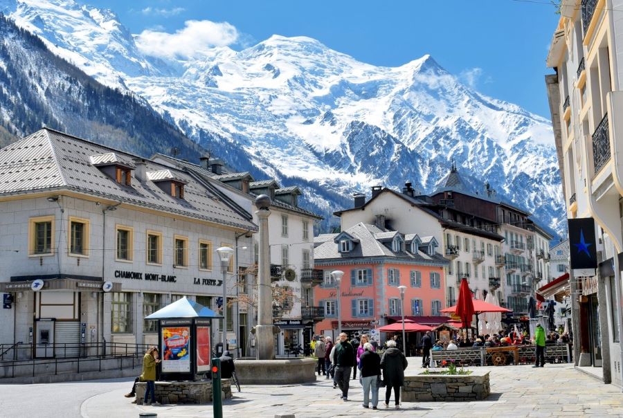 Chamonix là một thị trấn nhỏ nằm dưới chân núi Mont Blanc sở hữu vẻ đẹp nên thơ khó tả 