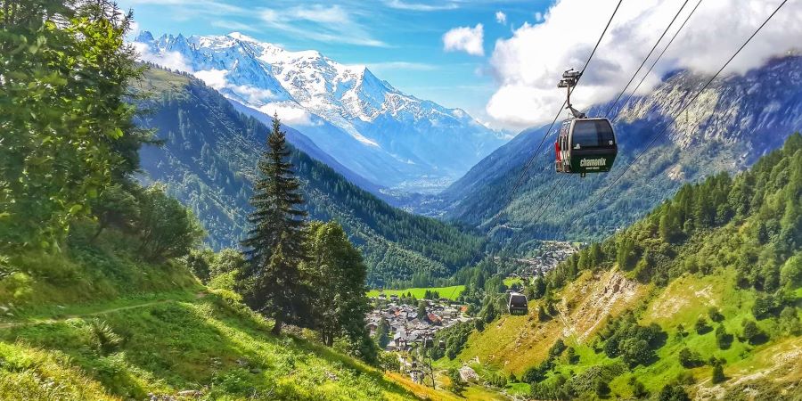 Du khách có thể di chuyển bằng cáp treo lên núi để được nhìn ngắm toàn bộ cảnh quan Chamonix tuyệt đẹp bên dưới 