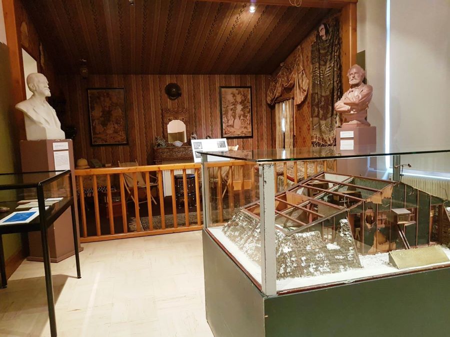 Khu vực trưng bày bên trong Bảo tàng Alps (Musée Alpin) 