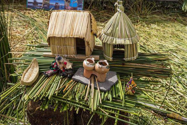 Hòn đảo dệt bằng cỏ trôi dạt trên biển 1000 năm 