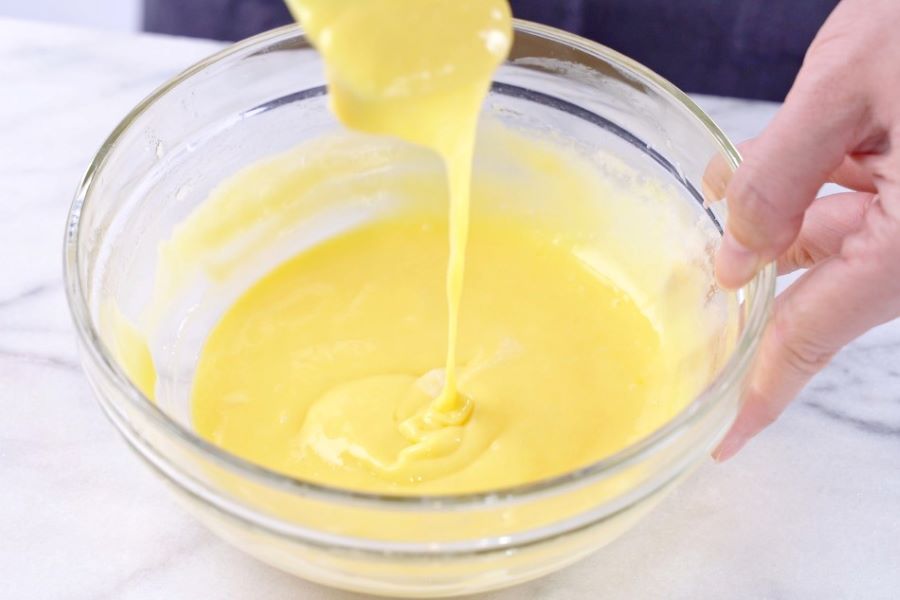 Phần lòng đỏ trứng được đánh bông cho đến khi mềm mịn và dần chuyển sang màu vàng nhạt