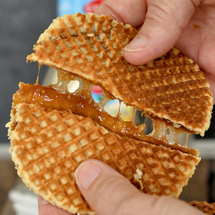 Stroopwafels gồm hai lớp bột nướng với một lớp siro có vị khá giống với caramel ở chính giữa