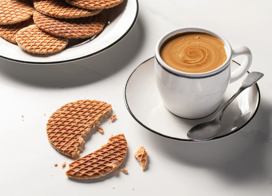 Stroopwafels thường được người Hà Lan thưởng thức cùng cà phê nóng thơm lừng