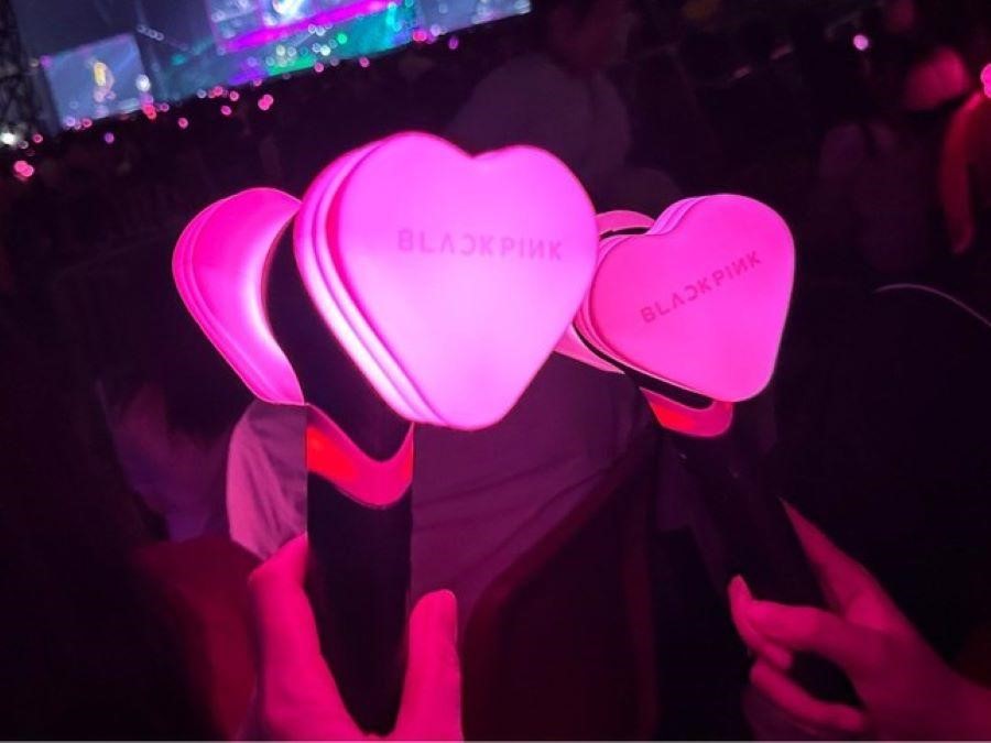 Lighstick tăng phần sôi động khi “đu” idol