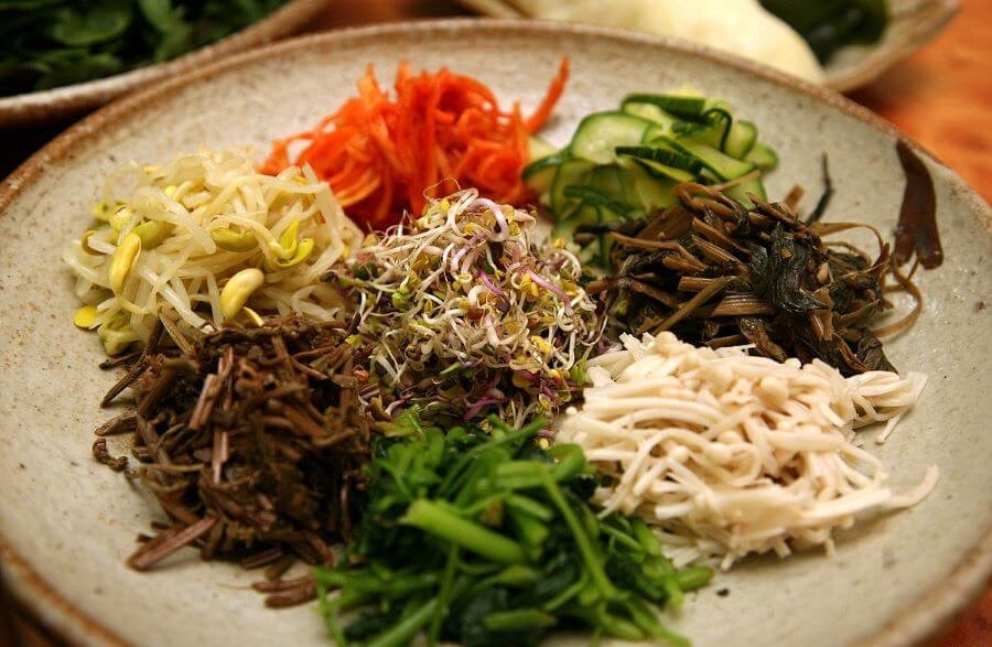 Namul là một món ăn được chế biến từ các loại rau xanh tươi, được luộc hoặc xào cùng với các loại gia vị khác nhau