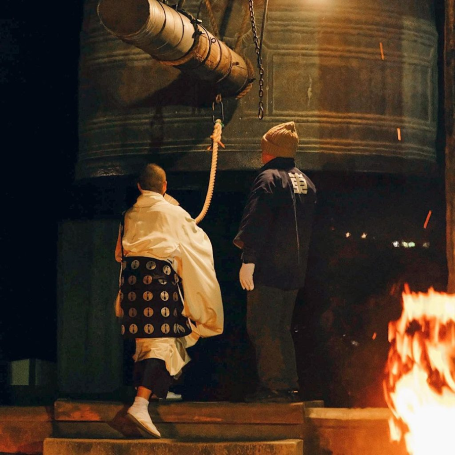 Không khí trang nghiêm và ấm áp bao trùm khắp không gian khi diễn ra Joya no Kane