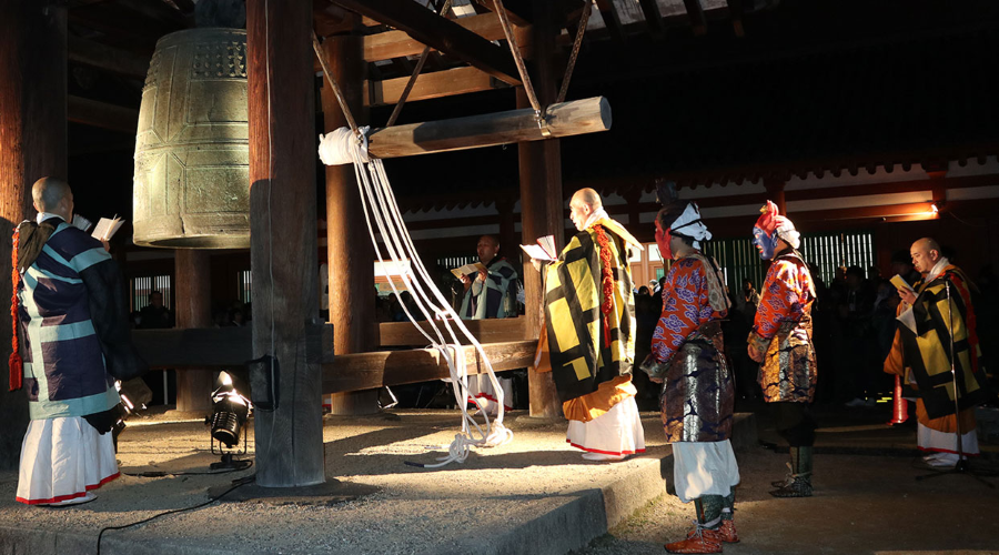 Giữa không gian tĩnh lặng ấy, tiếng chuông chùa ngân nga vang vọng, báo hiệu một khởi đầu mới