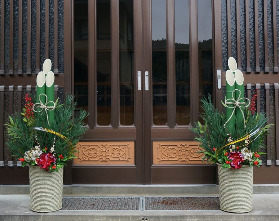 Hoa mận và cải xoăn trong Kadomatsu mang ý nghĩa sâu sắc về sự may mắn và thịnh vượng trong văn hóa Nhật Bản