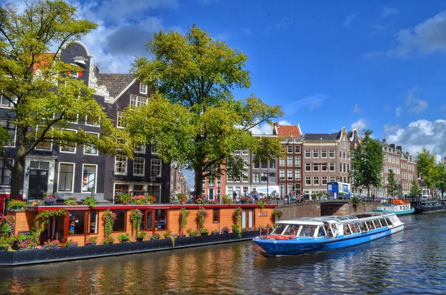 Kênh đào Amsterdam hiện nay có khoảng 200 thuyền phục vụ cho nhu cầu đi lại của du khách