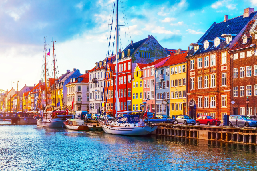 Kênh đào Nyhavn tọa lạc tại trung tâm thủ đô Copenhagen sôi động