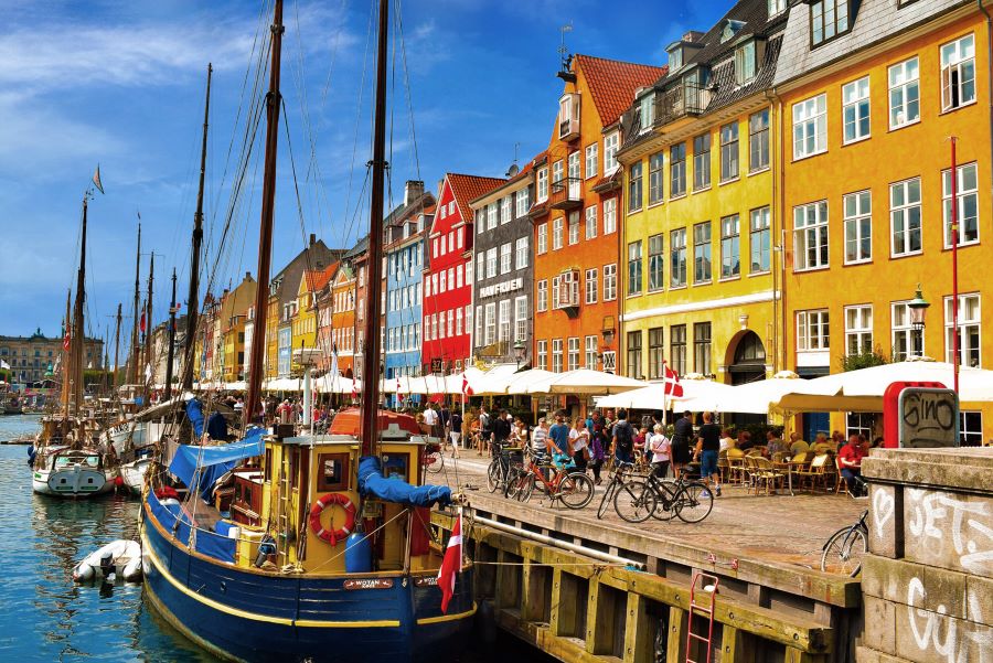 Nyhavn từng là một thương cảng sầm uất và tấp nập tàu thuyền