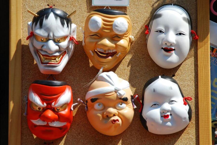 Mặt nạ không chỉ là vật dụng để che mặt mà còn là một phần quan trọng trong các nghi lễ, lễ hội và nghệ thuật truyền thống của người Nhật