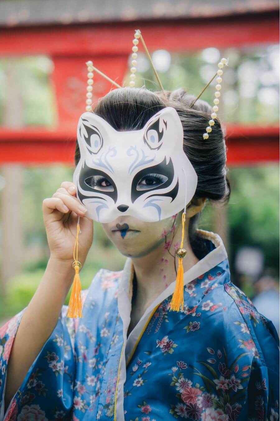 Mặt nạ Kitsune là một phần không thể thiếu trong các lễ hội, nghi lễ và nghệ thuật truyền thống của Nhật Bản