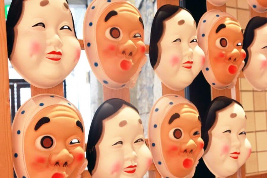 Mặt nạ Hyottoko là một biểu tượng độc đáo và thú vị, thường được sử dụng trong các lễ hội truyền thống và biểu diễn nghệ thuật dân gian