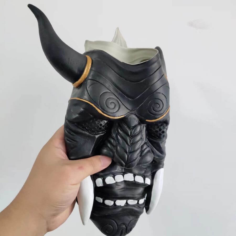 Mặt nạ Oni là một biểu tượng mạnh mẽ và đáng sợ, thường được sử dụng trong các lễ hội truyền thống, sân khấu kịch Noh và các nghi lễ tôn giáo