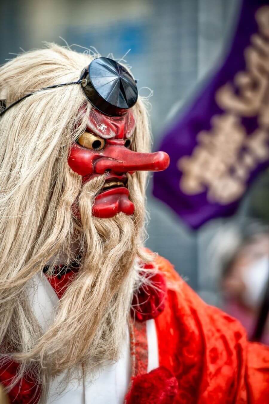 Tengu được miêu tả với hình dáng nửa người nửa chim, có cánh, mỏ chim và khuôn mặt đỏ rực với chiếc mũi dài đặc trưng