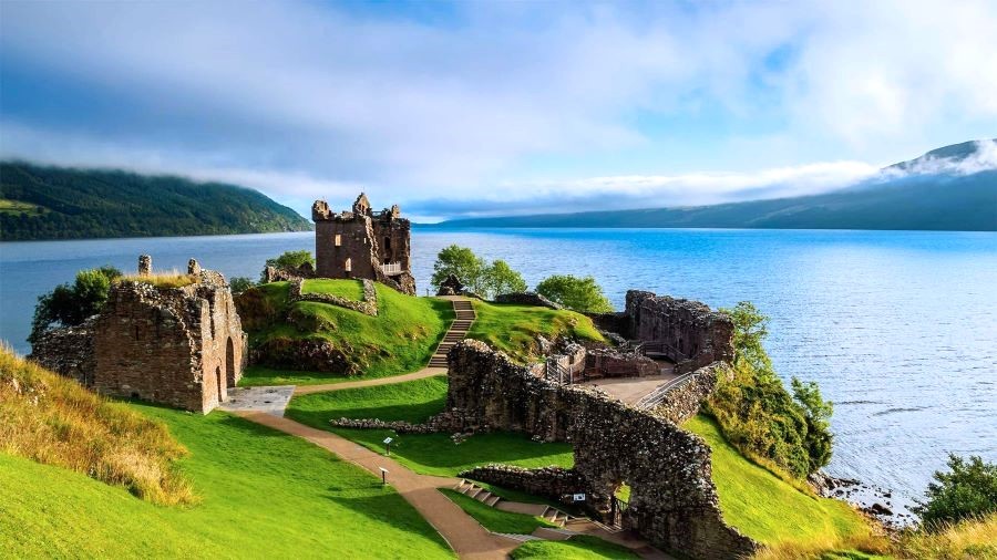 Hồ Loch Ness - một trong những hồ nước sâu và lớn nhất tại Scotland