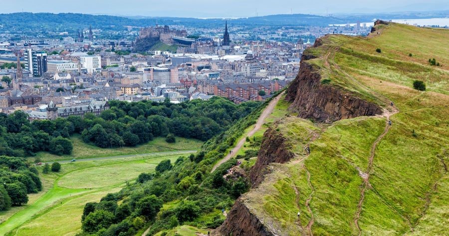 Đỉnh Arthur’s Seat là một ngọn đồi nằm ở phía Đông Scotland