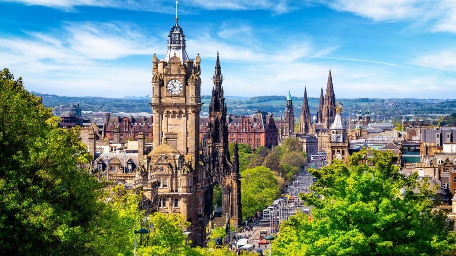 Edinburgh là thủ đô và là trung tâm chính trị-kinh tế quan trọng bậc nhất ở Scotland