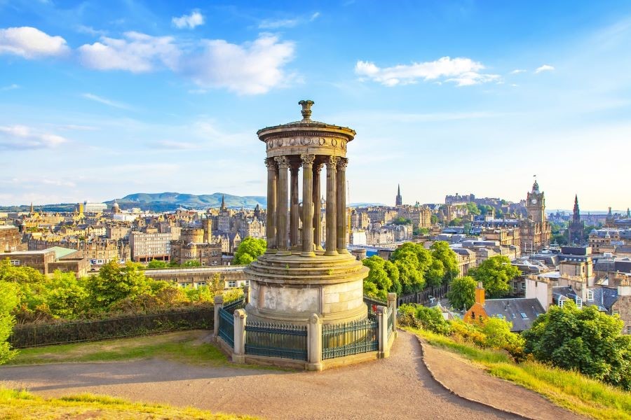 Thủ đô Edinburgh là điểm tham quan hàng đầu tại Scotland