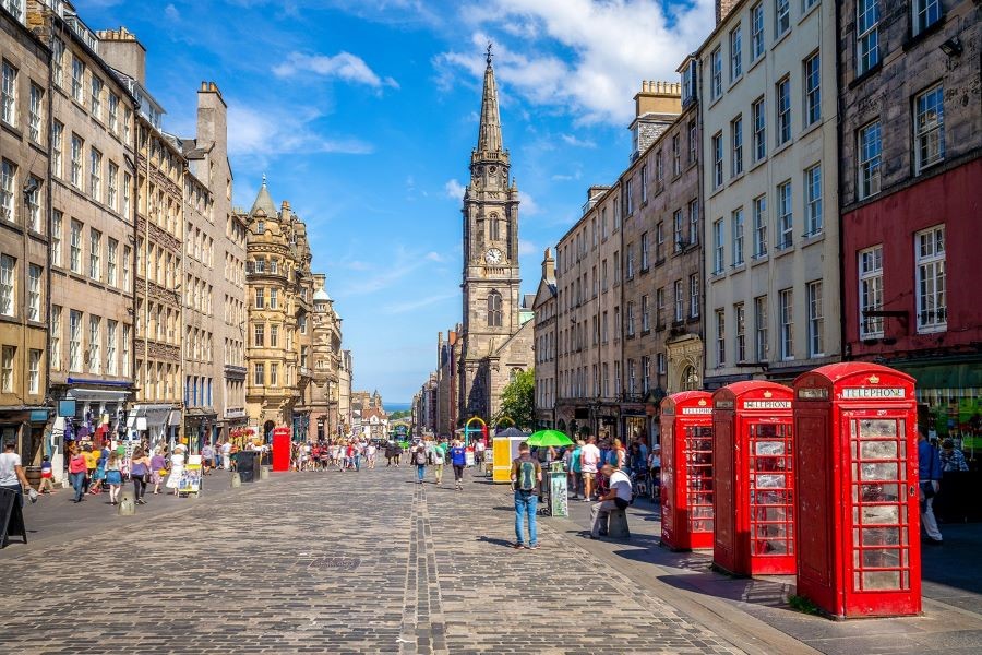 Royal Mile nằm ngay trung tâm của khu phố Edinburgh là một điểm tham quan tuyệt vời