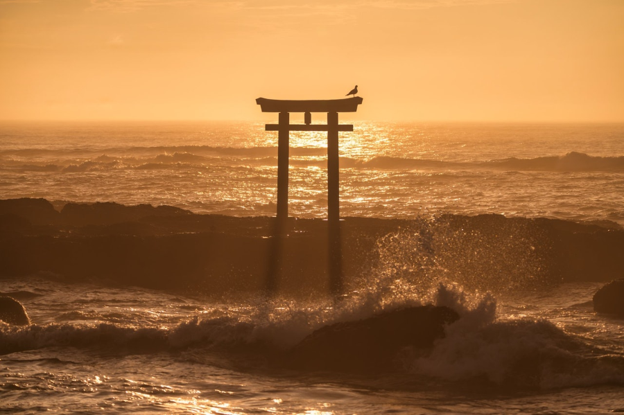 Kiến trúc của Kamiiso no Torii mang đậm nét truyền thống Nhật Bản, với màu đỏ tươi đặc trưng