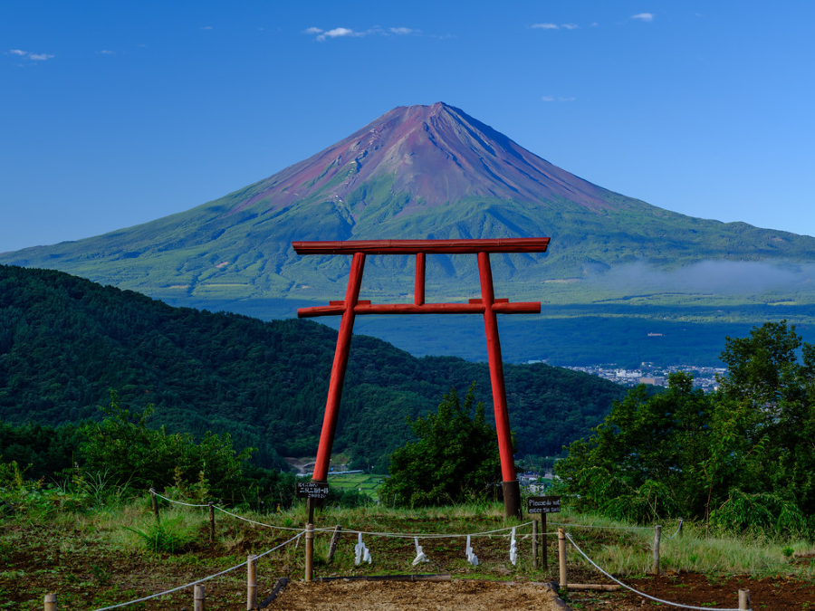 Tenku no Torii từ lâu đã được biết đến là một trong những chiếc cổng Torii đẹp nhất và lãng mạn nhất Nhật Bản
