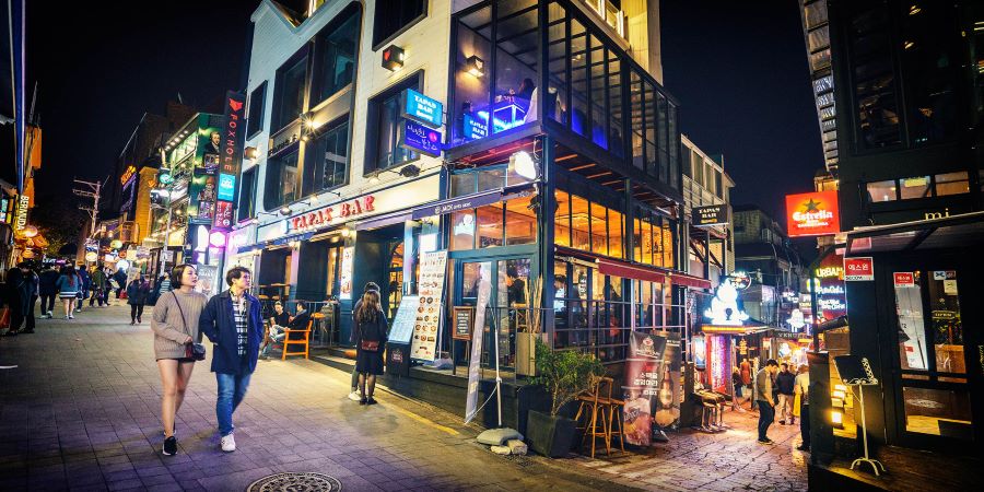 Itaewon được biết đến là khu phố ăn chơi sôi động bậc nhất thủ đô Seoul về đêm
