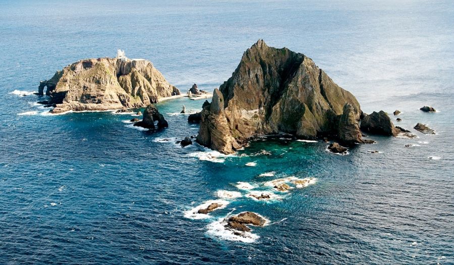 Đảo Dokdo sở hữu nhiều bãi đá lớn nhỏ mang những hình thù kỳ quái khác nhau nằm rải rác xung quanh đảo