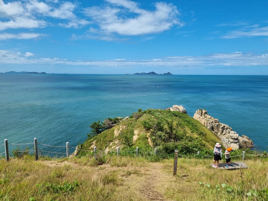 Đảo Deokjeokdo nổi bật với những bãi biển trong xanh mát lành, là tọa độ trốn nóng lý tưởng bậc nhất xứ sở kim chi