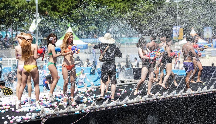 Đến với Lễ hội biển Busan, du khách có thể tham gia nhiều hoạt động giải trí độc đáo như lễ hội té nước, thể thao dưới nước,...