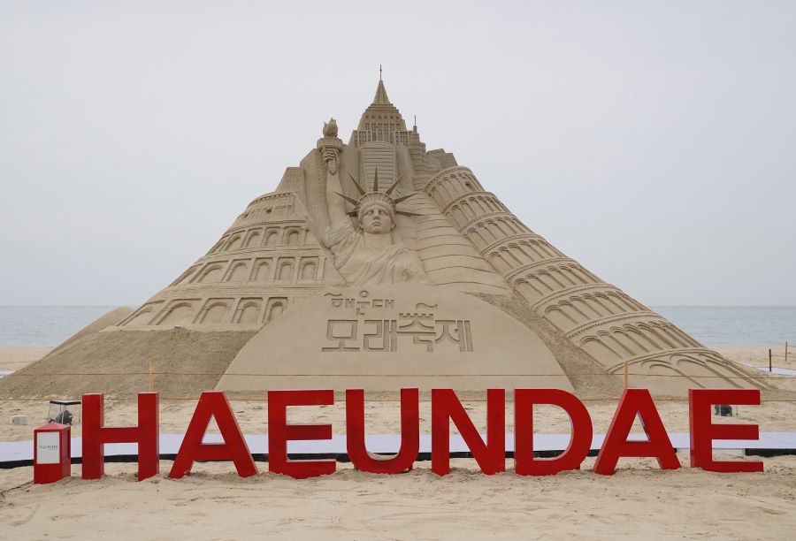 Lễ hội Cát Haeundae ở thành phố cảng Busan là một trong những lễ hội mùa hè được mong chờ nhất tại xứ sở kim chi