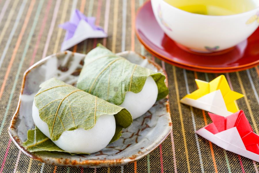 Món bánh Kashiwa Mochi là món ngon đặc trưng không thể thiếu trong lễ hội cá chép Koinobori