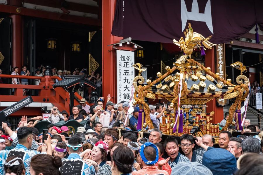 Sanja là lễ hội nổi tiếng được người dân xứ phù tang tổ chức để tưởng nhớ 3 vị thần đã lập ra ngôi đền Sensoji