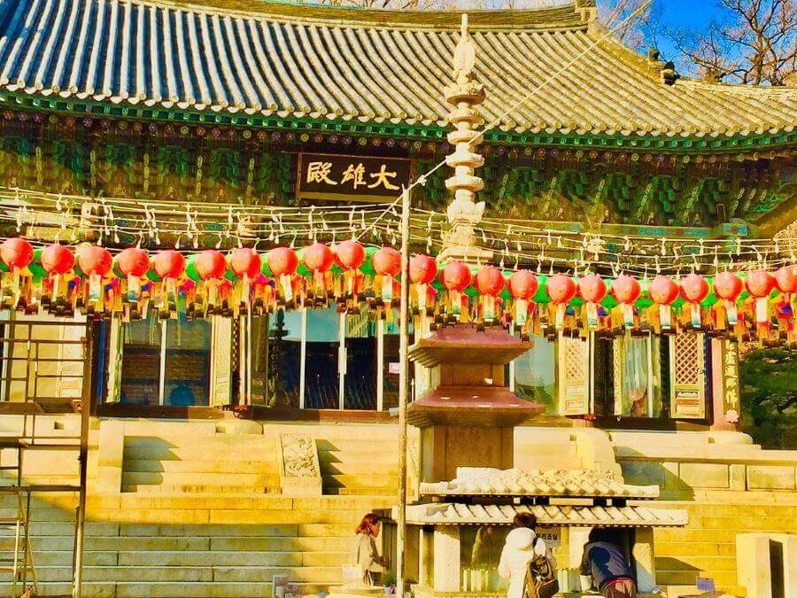 Đền Bongeunsa là một ngôi chùa Phật giáo nổi tiếng nằm ngay tại trung tâm quận Gangnam sầm uất của thủ đô Seoul