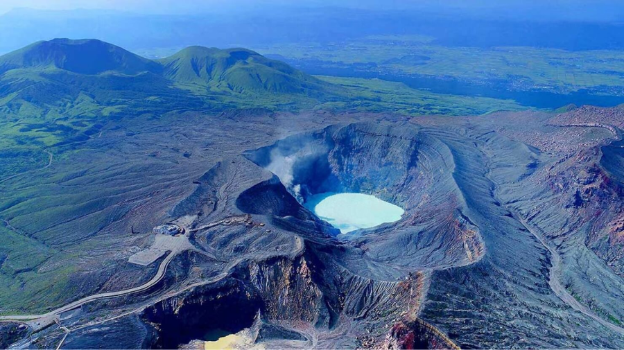 Với miệng núi lửa rộng lớn, đường kính lên đến 25km, Aso thực sự là một kỳ quan thiên nhiên hùng vĩ