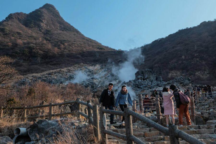 Đi bộ khám phá Owakudani cho phép bạn cảm nhận trọn vẹn vẻ đẹp hùng vĩ và độc đáo của vùng đất núi lửa này