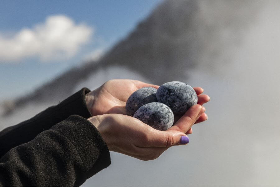 Thưởng thức món trứng đen nổi tiếng tại thung lũng Owakudani là một trải nghiệm không thể bỏ qua khi bạn đến Hakone