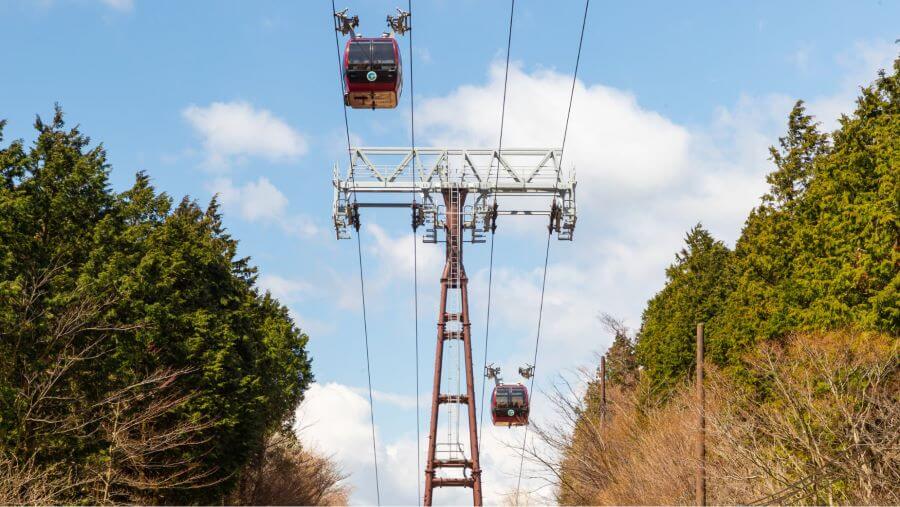 Trải nghiệm cáp treo Hakone mang đến cho du khách những khung cảnh ngoạn mục của vùng núi lửa Hakone