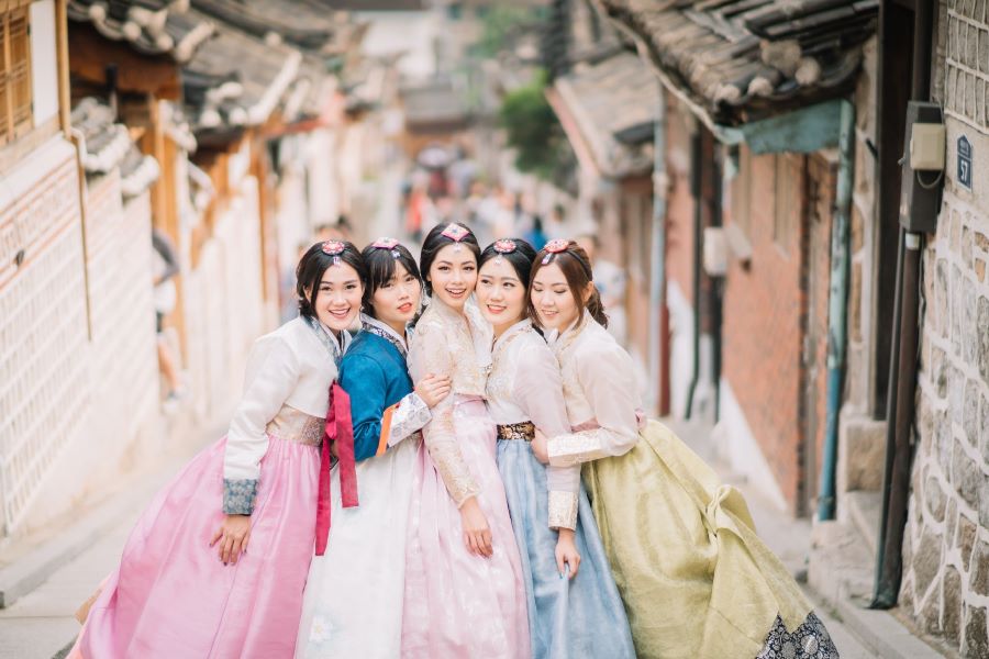 Trang phục Hanbok được rất nhiều khách du lịch yêu thích