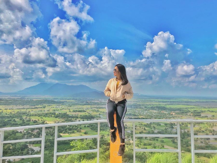 Đứng từ trên đỉnh Cô Tô nhìn xuống, du khách sẽ được chiêm ngưỡng khung cảnh đẹp đến nao lòng của vùng đất “sơn kỳ thuỷ tú”