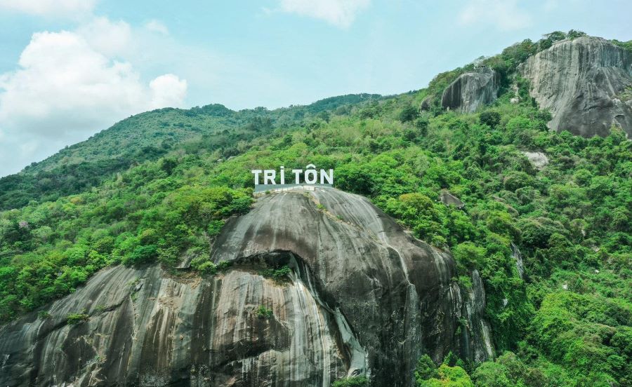 Núi Cô Tô - một trong những ngọn núi có tầm nhìn lọt vào top đẹp nhất tại Việt Nam