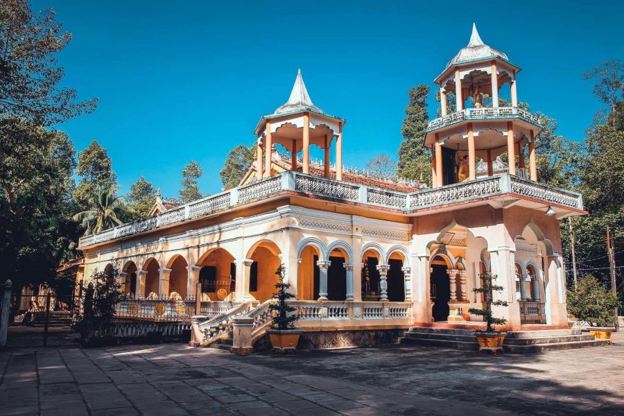 Chùa Giồng Thành sở hữu lối kiến trúc cực đẹp và độc đáo, không khí thanh tịnh, với các góc chụp đầy ấn tượng