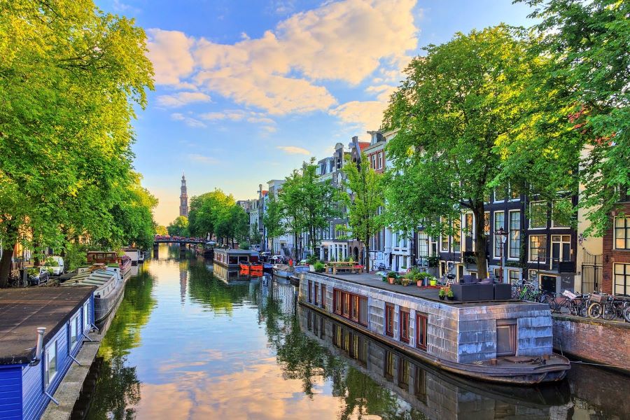 Amsterdam sở hữu hệ thống kênh đào chằng chịt, uốn lượn quanh co dọc khắp thành phố