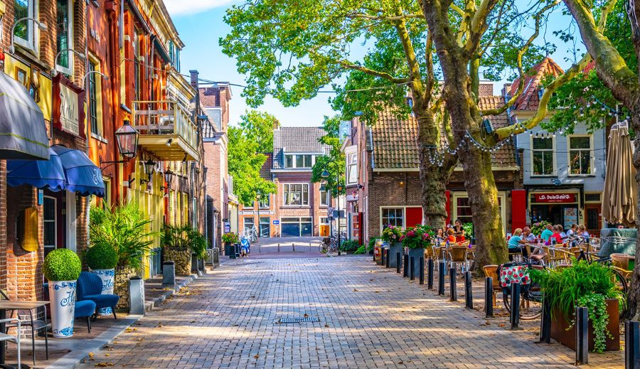 Delft là một thành phố xinh đẹp tuyệt vời, tọa lạc tại Zuid-Holland 
