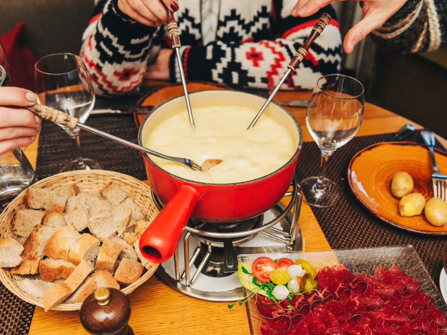 Cheese Fondue - Lẩu phô mai được nhiều du khách yêu thích khi đến Thuỵ Sĩ