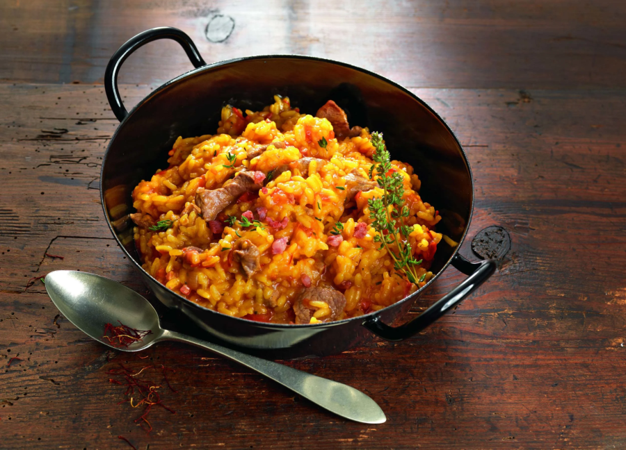 Gạo được nấu chín từ từ cùng hành tây, nhuộm vàng bởi những sợi nghệ tây quyện trong hương thơm nồng nàn của rượu vang và vị béo ngậy của phô mai