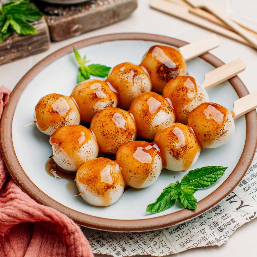 Mitarashi Dango với lớp nước tương sền sệt bao phủ bên ngoài cực kỳ kích thích vị giác 