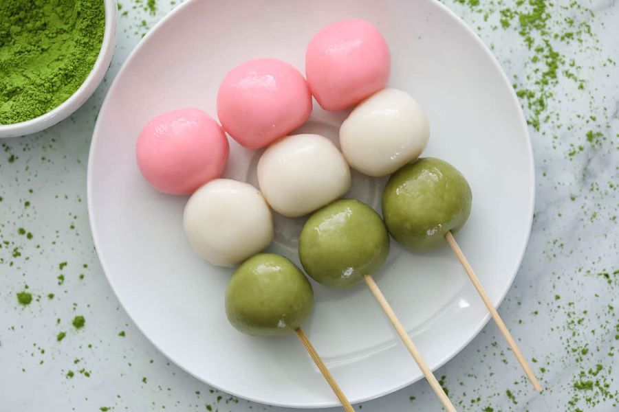 Màu sắc hồng, trắng, xanh lá của bánh Hanami Dango tượng trưng cho vòng đời của một cánh hoa anh đào