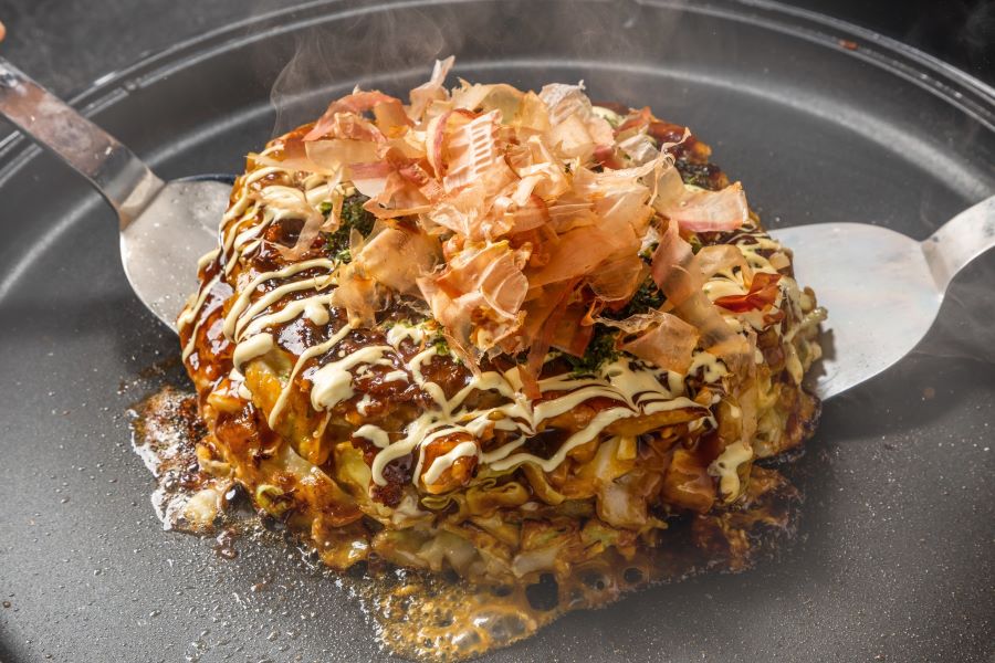 Okonomiyaki, hay “bánh xèo Nhật Bản” là món ăn vặt nổi tiếng của người Nhật
